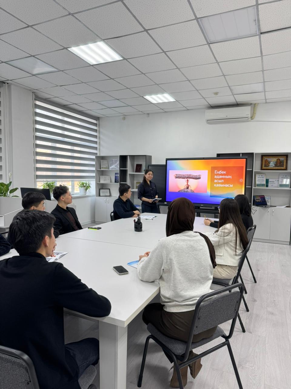 Дөңгелек үстел: «Еңбек — адамның асыл қазынасы»